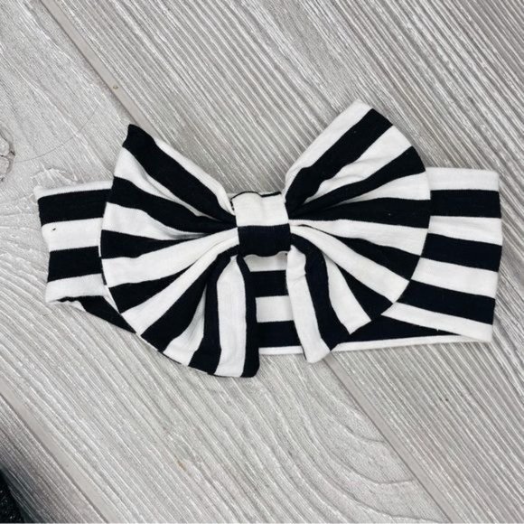 Baby jumper shiny black with matching bow for party’s or Christmas 0-6 months - Picture 3 of 4